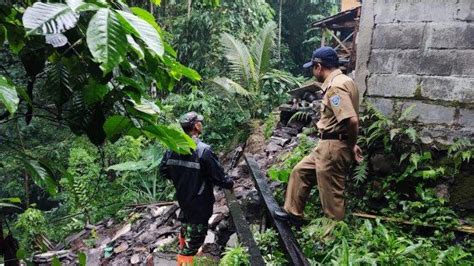 Hujan Deras Dapur Rumah Warga Di Lumbang Probolinggo Rusak Tertimpa