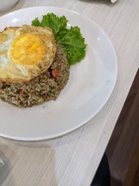 Arroz Frito La Comida Tradicional De Indonesia Con Lechuga Y Huevo