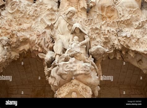 Sculptures De J Sus Marie Et Joseph Sur La Nativit Fa Ade De La