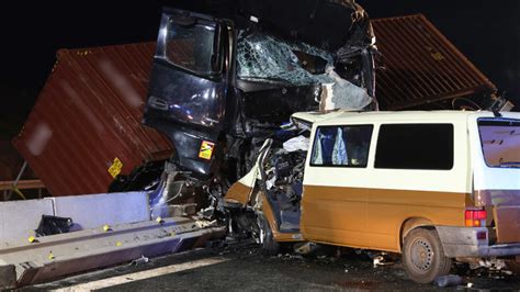 Schwerer Unfall Auf Der A Lkw Kracht Durch Mittelleitplanke Zwei Tote