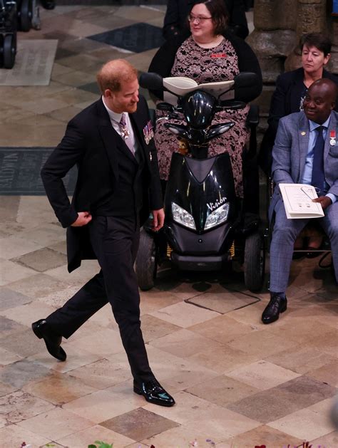 Serba Dior Gaya Pangeran Harry Jadi Sorotan Di Penobatan Raja Charles Iii