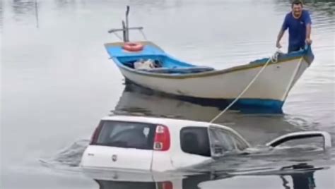 Motorista esquece de puxar freio de mão e carro cai em rio no Litoral