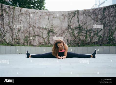 Young Woman Outdoor Exercising Doing The Splits Stock Photo Alamy