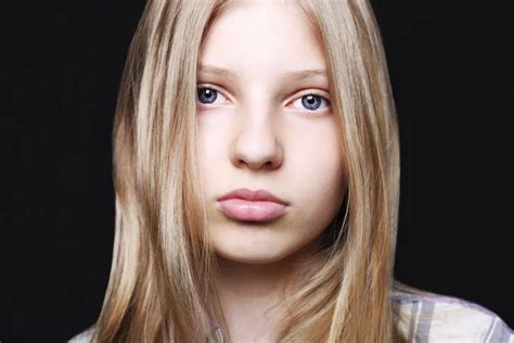 Chica Con El Pelo Rubio Fotos De Stock Im Genes De Chica Con El Pelo