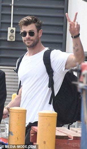 Chris Hemsworth Mobbed By Fans For Selfies As He Jets Into Sydney