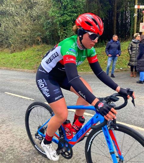 Mar A L Pez Se Presenta Junto A Su Equipo El Club Ciclista Meruelo