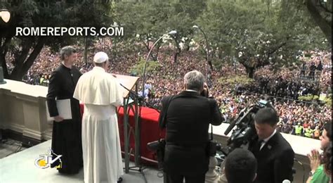 Miles De Personas Dan Una Calurosa Bienvenida Al Papa Al Llegar Para