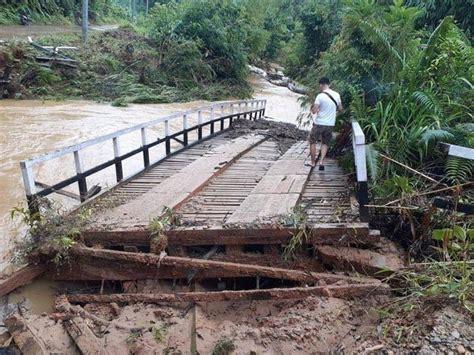 Jembatan Penghubung Desa Kelibang Menuju Segitak Terputus Akibat Banjir