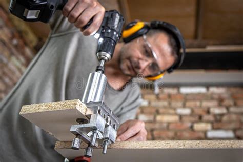 Un Carpintero Profesional Perfora Madera Utilizando Una Herramienta Sin