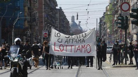 Anarchici Di Nuovo In Piazza Tensione A Torino La Stampa