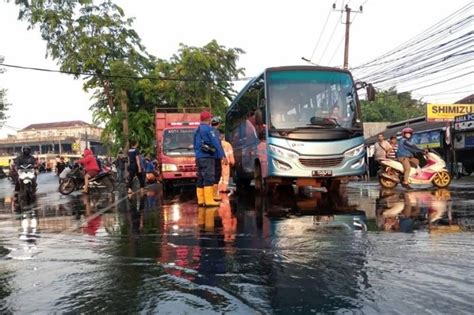 Banjir Di Jalan KH Hasyim Ashari Tangerang Mulai Surut Okezone