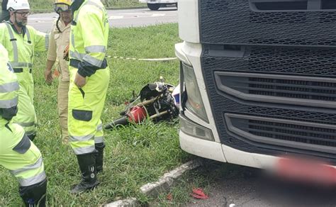 Motociclista Morre Embaixo De Caminh O Em Acidente No Contorno Leste