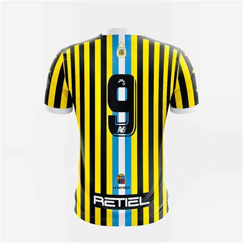 La camiseta 2023 de Almirante Brown con homenaje al campeón mundial