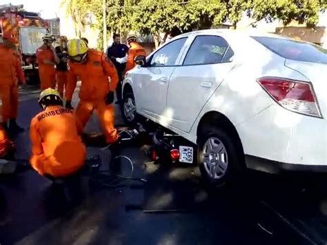 Vídeo Moto para embaixo de carro após acidente em Taguatinga no DF