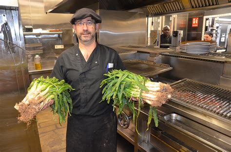 La temporada de calçots se adelanta y ya se puede marranear en la mesa