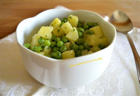 Insalata Di Patate E Piselli Al Limone Una Cameriera In Cucina