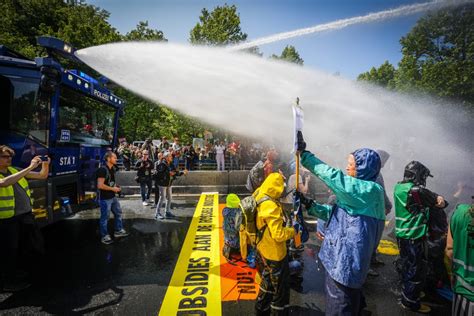 Waterkanon Ingezet Bij Blokkade A12 Extinction Rebellion