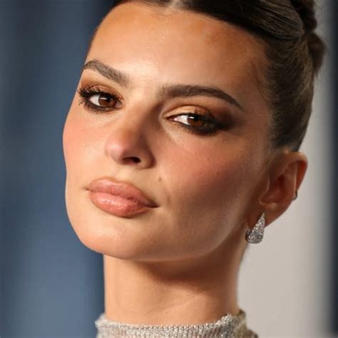 Habit modelja e njohur shfaqet me bikini dhe kafe në mes të rrugës