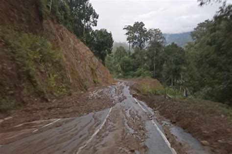 Material Longsor Tutupi Badan Jalan Dinas Terkait Terkesan Tutup Mata