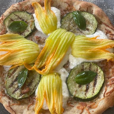 Pizza Burrata Et Fleurs De Courgettes Julie Andrieu