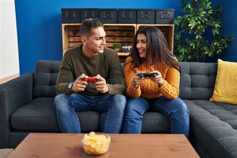 Casal De Homens E Mulheres Jogando Videogame Em Casa Foto De Stock