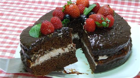 Cómo hacer tarta de chocolate con crema de frutas del bosque muy jugosa