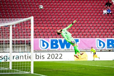 Le Gardien Des Hearts En Sang Après Un Jet De Projectile Lors Du Derby