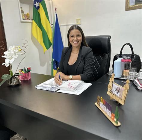 Prefeita Aline Vasconcelos recebe população no gabinete e atende