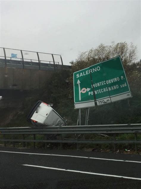 Incidente Stradale Sulla Salerno Reggio Calabria Furgone Si Ribalta Foto