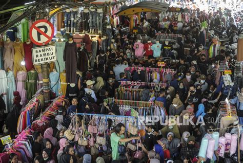 Jelang Tutup Libur Lebaran Pedagang Pasar Tanah Abang Obral Barang