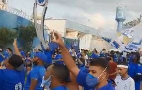 Cruzeirenses protestam na frente da Toca da Raposa e pedem a saída do