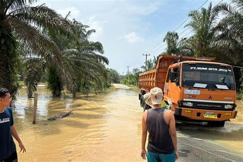 Banjir Rendam Jalan Dan Rumah Di Kampar Riau Ketinggian Air Capai