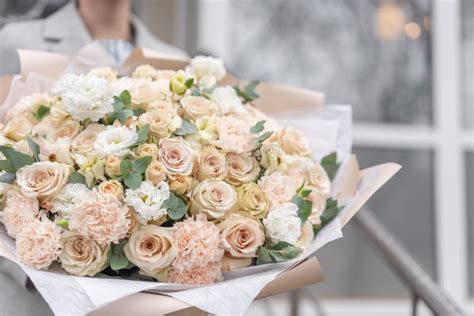 Ramo Hermoso Grande De Flores Mezcladas En Mano De La Mujer Color