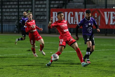 Football National 2 Le Racing Besançon cueilli à froid à Bourg