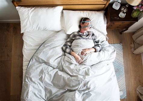 Woman sleeping with an anti-snoring | Photo - rawpixel