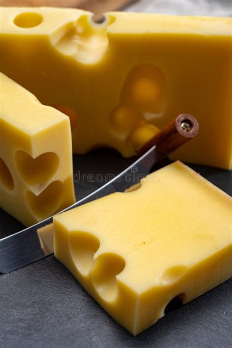 Il Blocco Di Appenzeller Svizzero Del Formaggio A Pasta Dura Ha