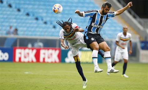 Grêmio joga mal é vaiado pela torcida e perde a 2ª consecutiva na Arena