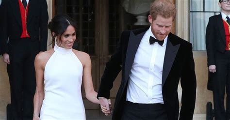 Váy cưới của Meghan Markle hot đến nỗi hãng thiết kế phải cho ra mắt phiên bản mô phỏng với giá