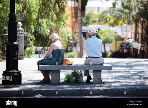 Vieux Couple Sur Banc Banque De Photographies Et Dimages à Haute