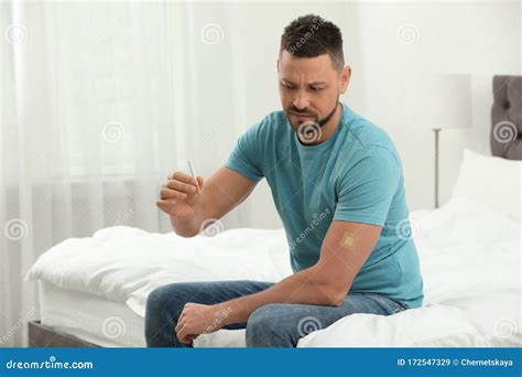 Homem Emocional Nicotina E Cigarro Imagem De Stock Imagem De