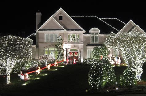 Outdoor Christmas Lights Ideas for the Roof