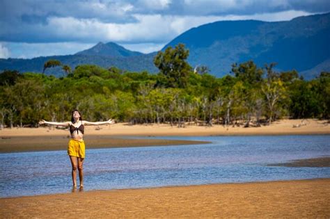 Una Hermosa Chica En Bikini Camina En Una Playa Tropical Australiana Con Palmeras Queensland