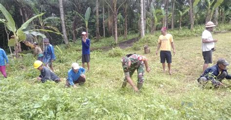 Peduli Lingkungan Babinsa Koramil Tembuku Bersama Warga Gotong