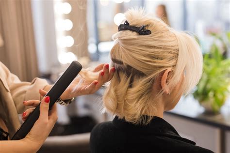 Femme Blonde Se Fait Coiffer Photo Premium