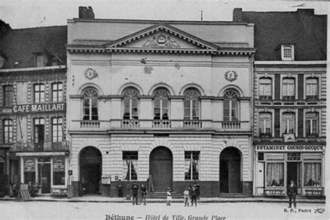 B Thune Place De L H Tel De Ville Avec Son Beffroi Carte Postale