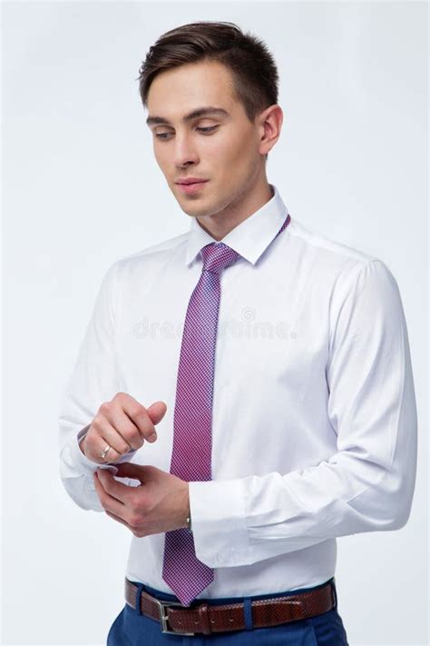 Joven Y Apuesto Hombre Con Traje Azul Y Camisa Blanca Imagen De Archivo