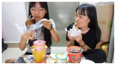 学生宿舍中常见的“4种”食物，泡面只能垫底，看到最后服气了 泡面 辣条 零食 新浪新闻