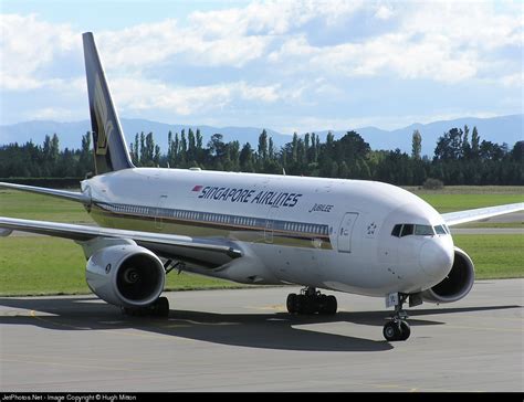 9V SVL Boeing 777 212 ER Singapore Airlines Hugh M JetPhotos