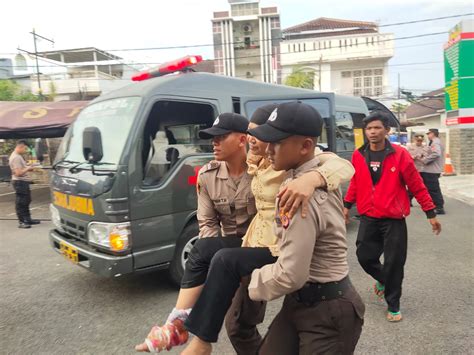 Polisi Bantu Evakuasi Korban Gempa Cianjur Herald Jawa Barat