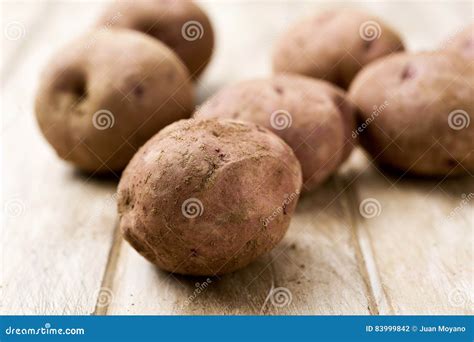 Patatas Sin Pelar Crudas En Una Tabla Foto De Archivo Imagen De